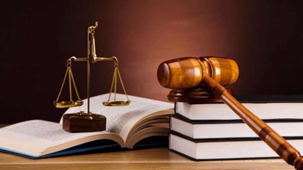 بررسی نقش و اختیارات دادستان در نظام قضایی