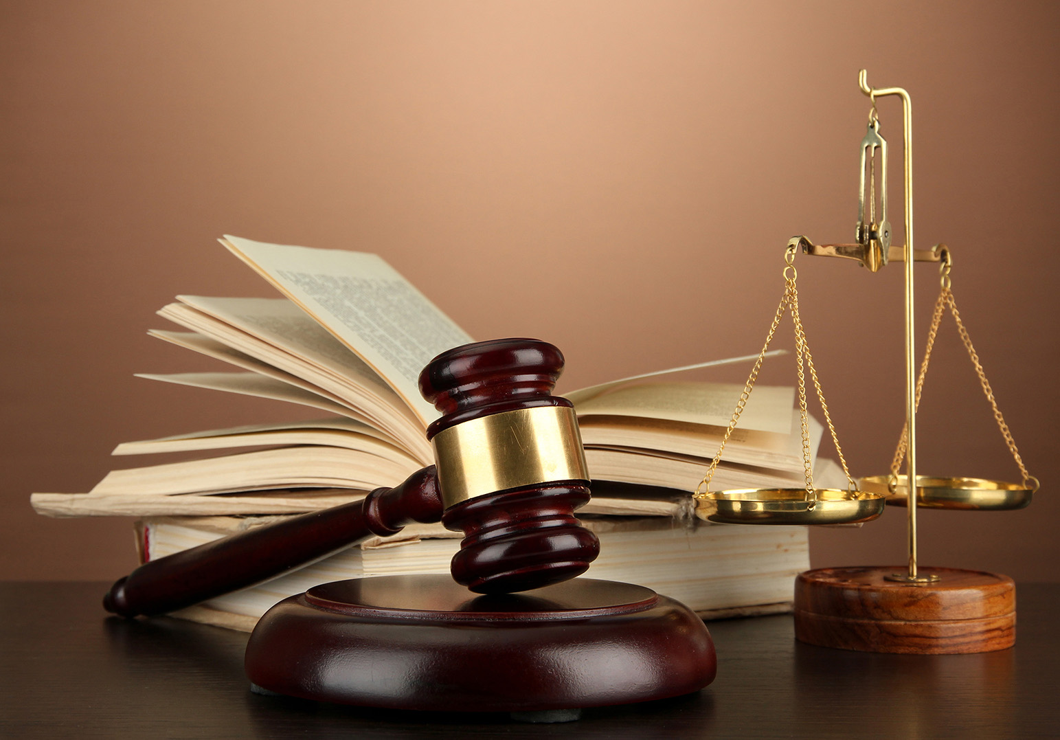 بررسی نقش و اختیارات دادستان در نظام قضایی